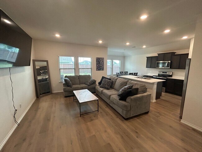Building Photo - 3 Bedroom 2 Bath