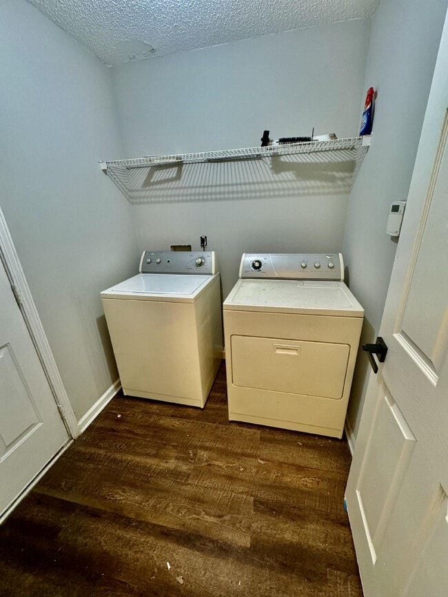 Building Photo - Spacious 4/2 Available for Rent.