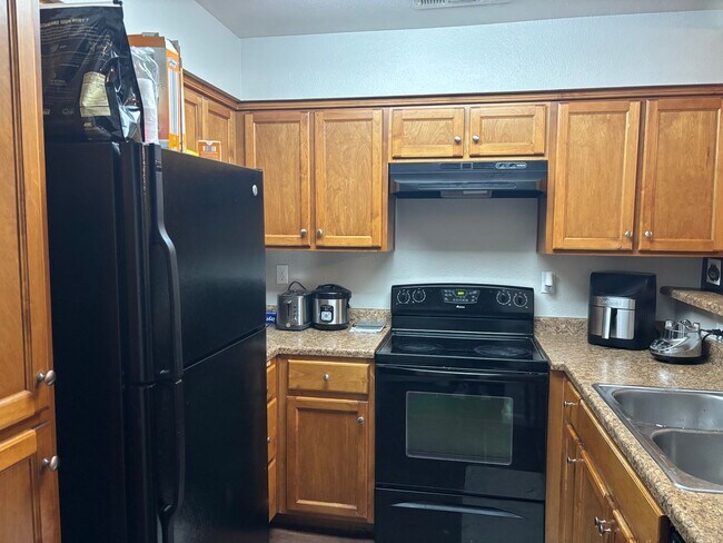 Building Photo - 1190 S Winery Ave
