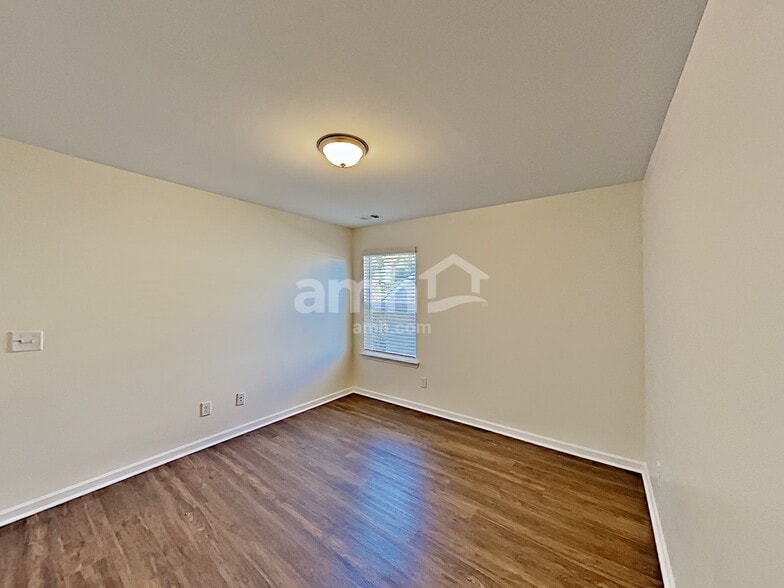 Building Photo - 561 Camp dr