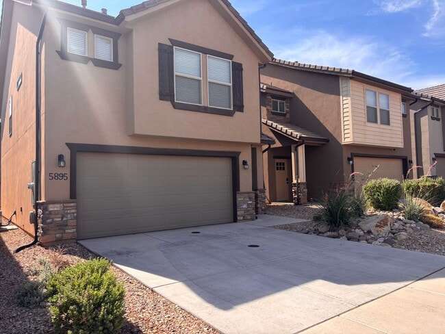 Building Photo - 4 bed | 2 1/2 bath | 2 car garage in Deser...