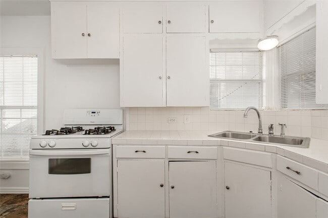 Building Photo - 7414 Robin Rd