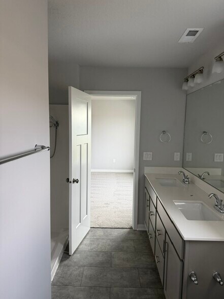 Building Photo - 1749 Ashwood Ave