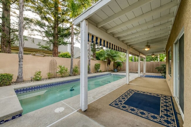 Building Photo - Impressive 4 Bedroom 2.5 Bath home with Po...