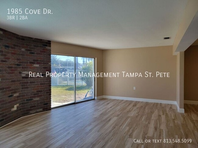 Building Photo - 1985 Cove Dr