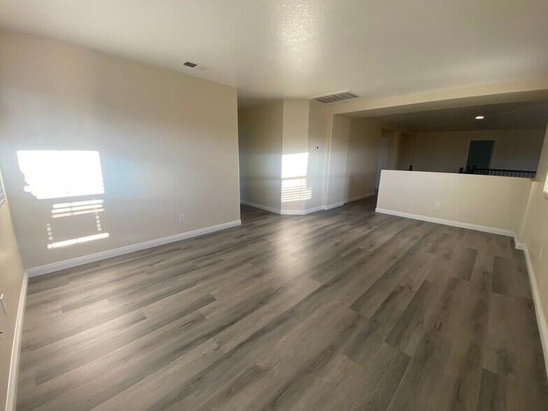 Building Photo - 25335 MacKenzie Ct