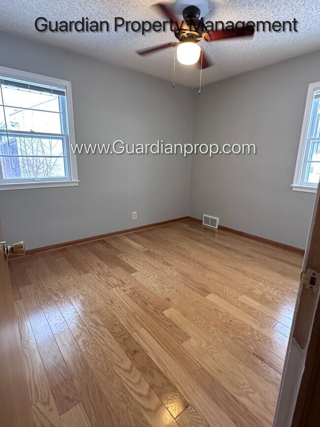 Building Photo - Richfield Single Family Home, Fenced Yard, 2 Car Garage, Dishwasher