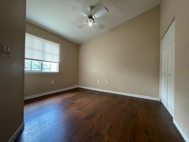 Building Photo - 3 Bedroom 2.5 Bath Townhome - Apply Now