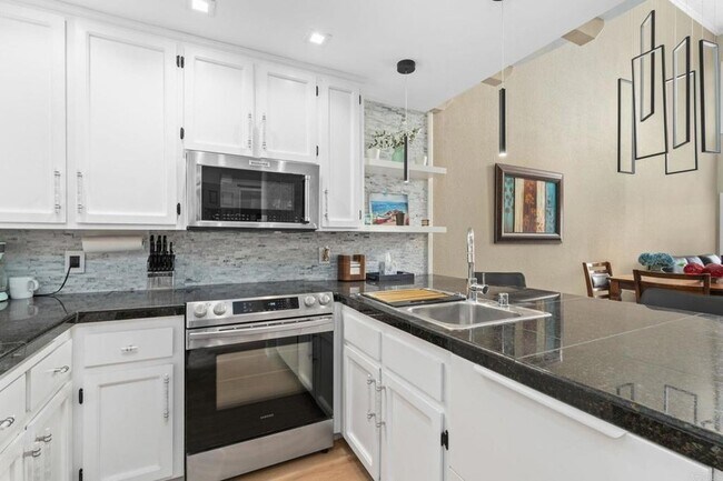 Building Photo - 270 Dahlia Ave