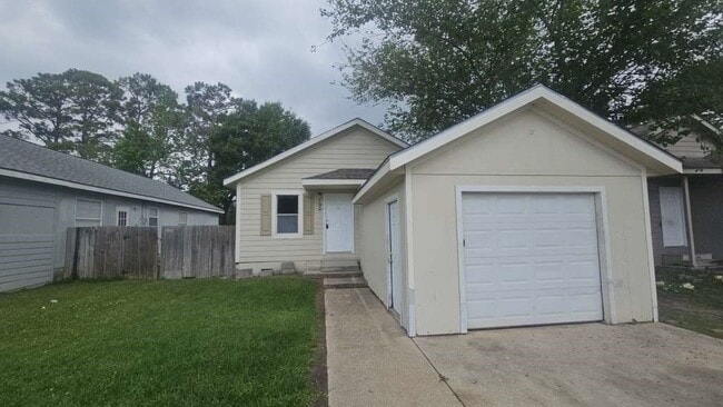 Building Photo - 11919 Kingslake Forest Dr