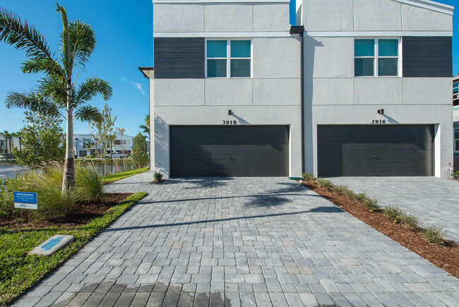Building Photo - 3918 SE Mentmore Ln