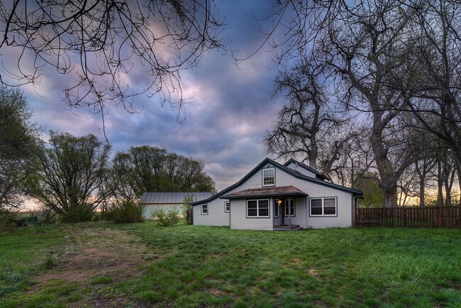 Building Photo - Idyllic 3 BDR Farmhouse in Boulder