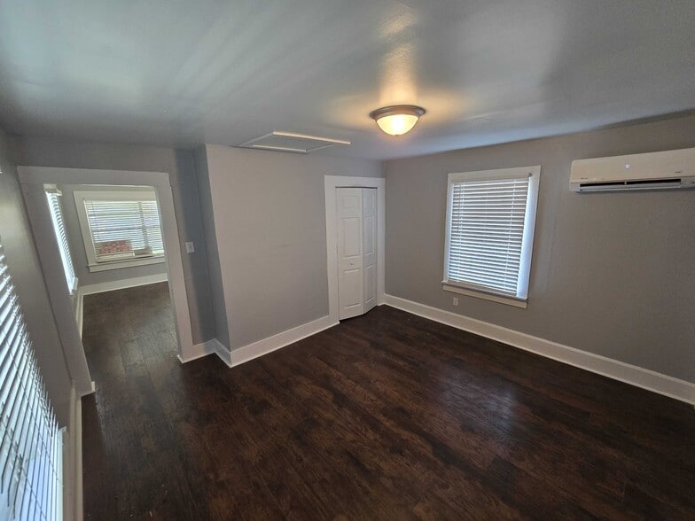 Building Photo - 713 Avenue F
