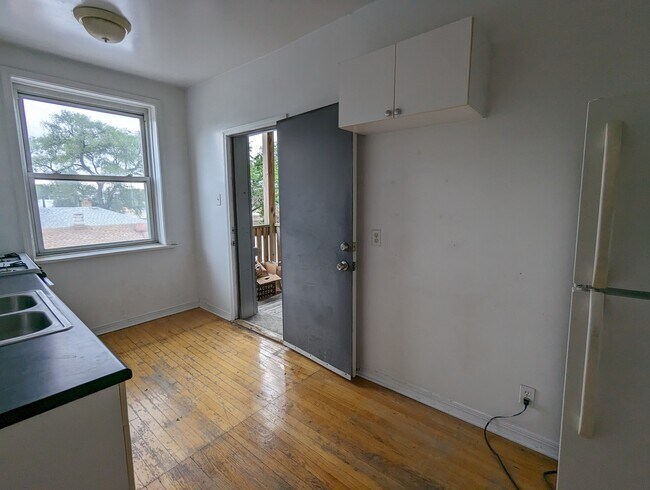 Building Photo - 3048 W Wellington Ave