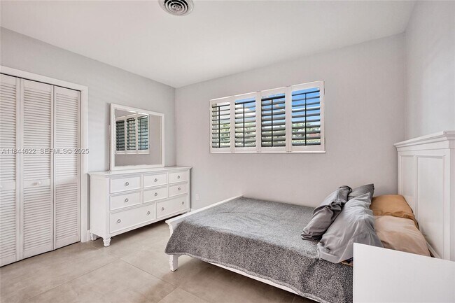 Building Photo - 1940 NE 185th Terrace