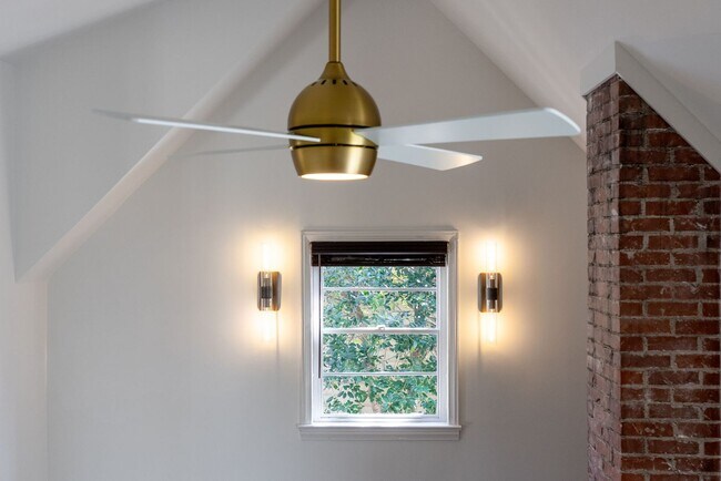 Building Photo - Heritage Historic - Unit B