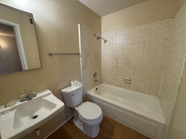 Building Photo - Holiday Gardens 2 Bedroom Townhome