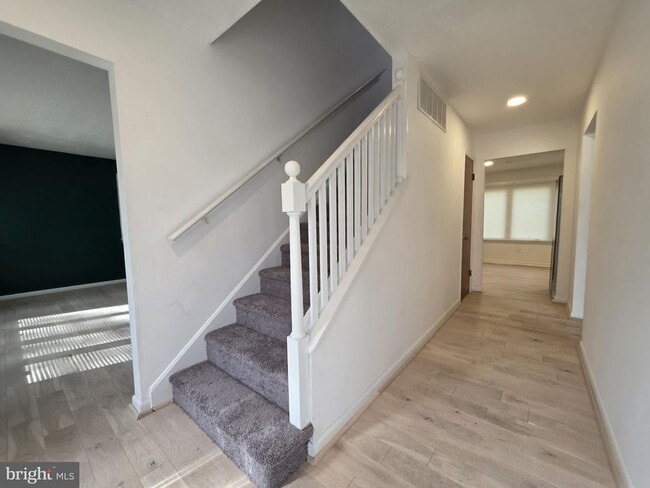 Building Photo - 8241 Robin Hood Dr