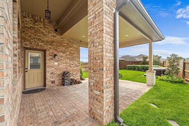 Building Photo - 16746 Highland Country Dr