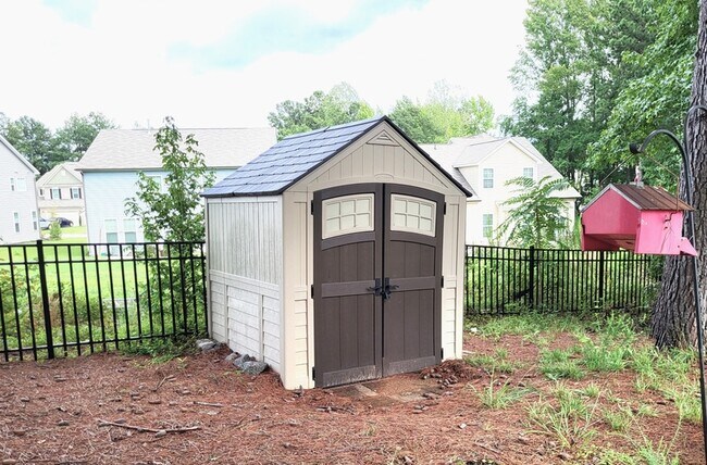 Building Photo - 105 Clubhouse Dr
