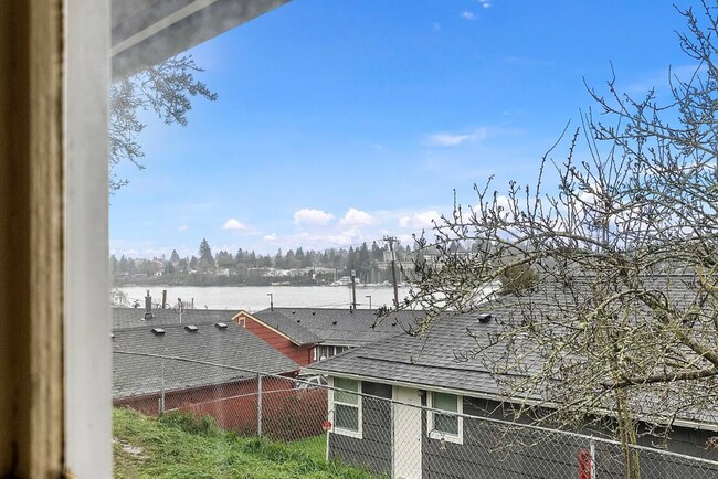 Building Photo - Sheridan duplex bremerton