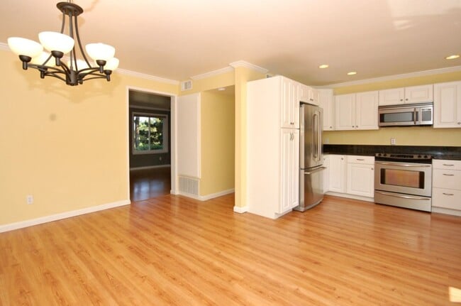 Building Photo - Beautiful Bright 3BR/2.5BA Condo in Tanglewood!!