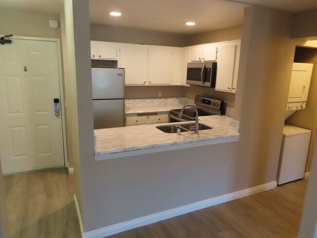 Building Photo - Two Bedroom, Two Bathroom Condo in UTC