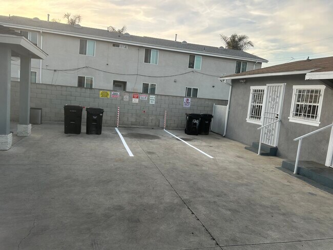 Building Photo - 130 W 106th St