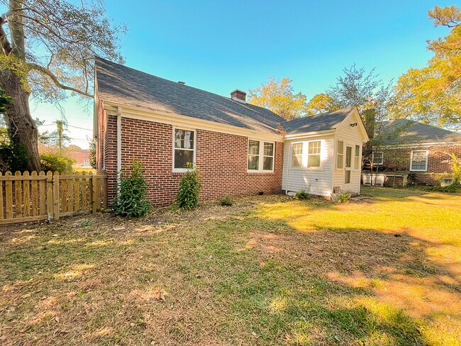 Building Photo - 608 N Jackson St