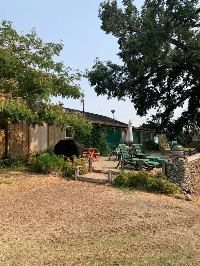 Building Photo - Butte Valley 3 bed 2 bath home, Privacy, n...