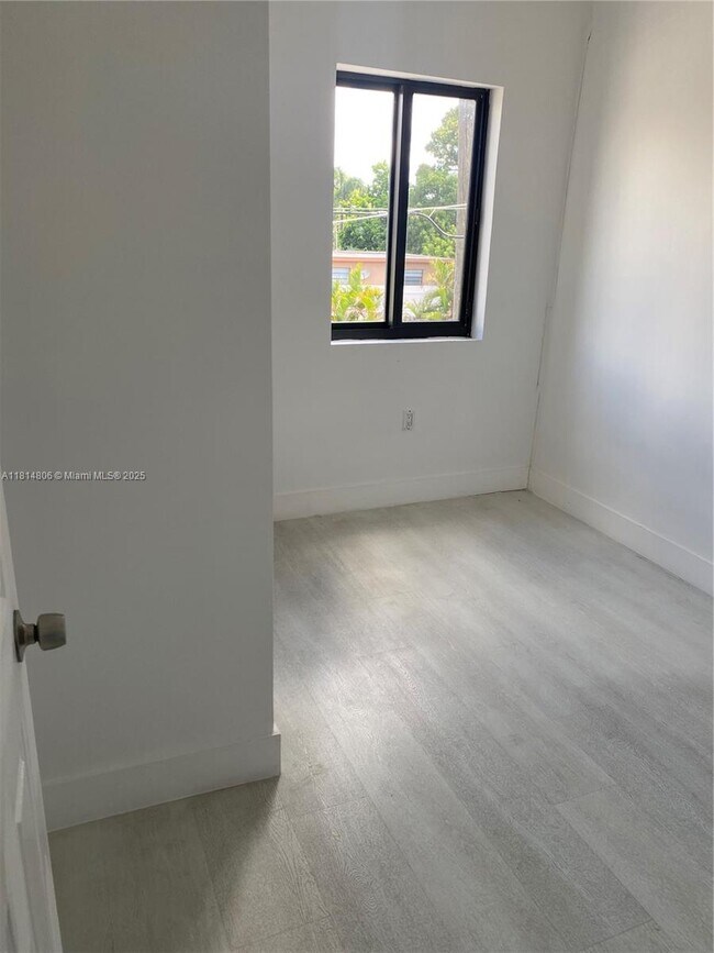 Building Photo - 1101 SW 12th Ct