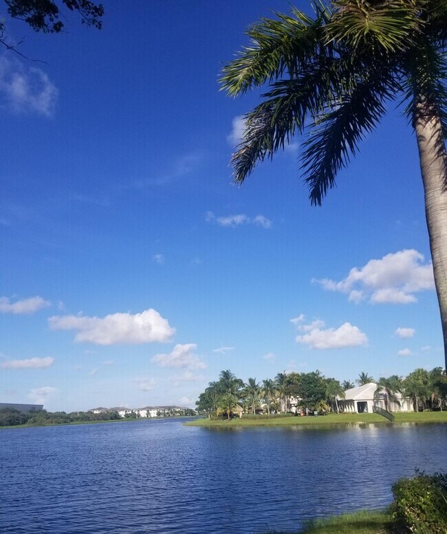 Building Photo - Spacious 3bedroom, 3bath condo unit