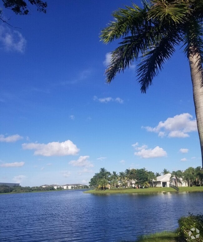 Building Photo - Spacious 2bed/2bath with nice vaulted ceil...