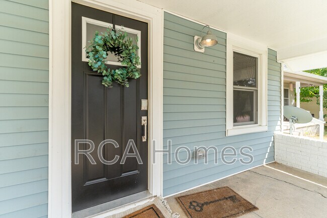 Building Photo - 537 N Sheffield Ave