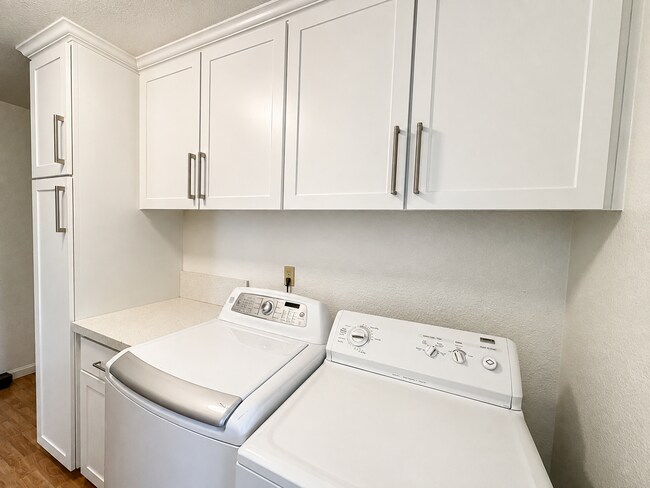 Building Photo - 8036 Glenbar Way