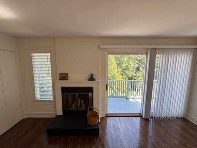 Building Photo - *DREAM LOCATION* 6BR Completely Renovated Duplex