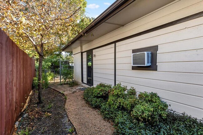 Building Photo - 3210 Bruce Dr