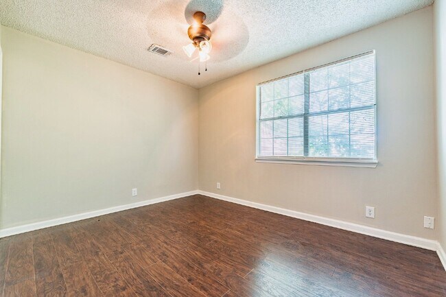 Building Photo - 348 N Birchwood Dr