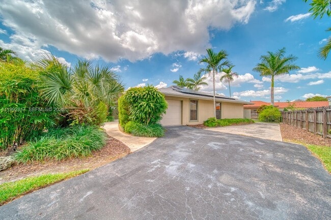 Building Photo - 7320 SW 100th Ct