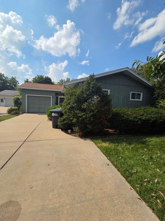 Primary Photo - Charming Westside ranch with updates throu...