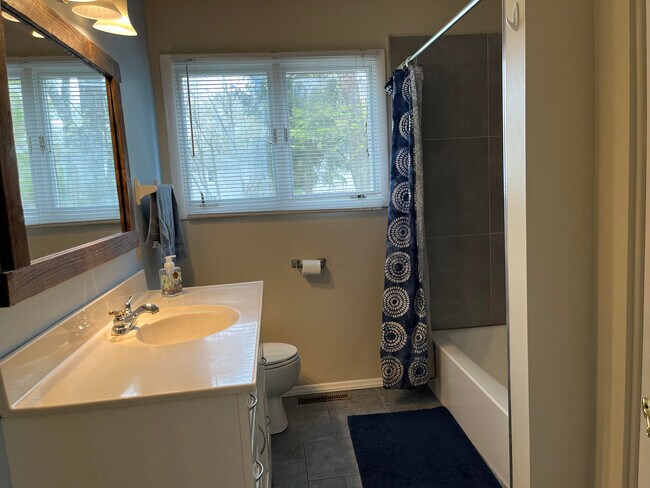 Building Photo - 806 Chateau Dr