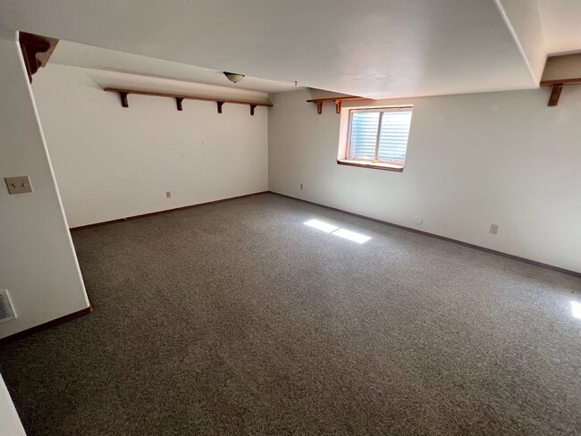 Building Photo - 6 MONTH LEASE - Spacious 4BD Home with 3-C...