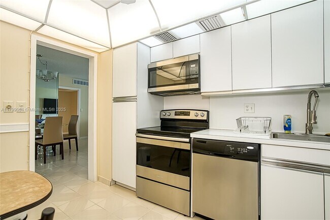 Building Photo - 2030 S Ocean Dr