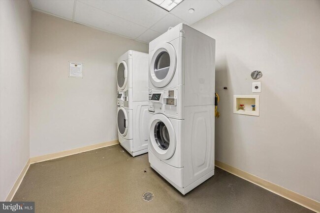 Building Photo - 1015 W Lancaster Ave