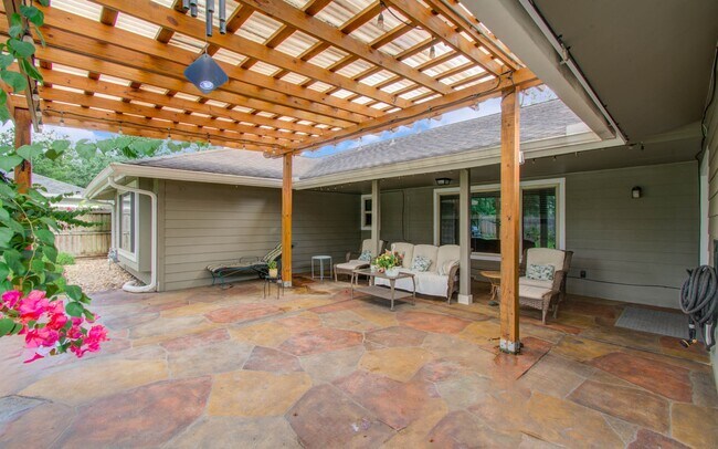 Building Photo - 9818 Emnora Ln