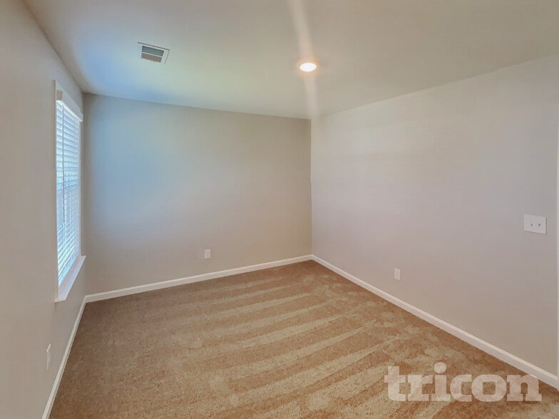 Building Photo - 2355 Whisperwood St