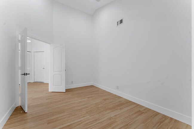 Building Photo - 897 Dickens Pl