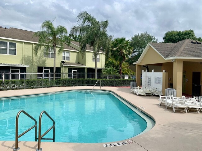 Building Photo - SPACIOUS, BEAUTIFUL 3 BEDROOM 2.5 BATH TOW...