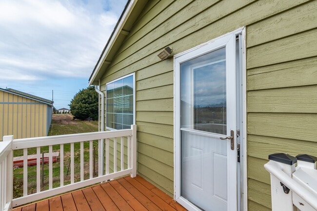 Building Photo - 3 Bed 2 Bath Country living (Landscaping I...