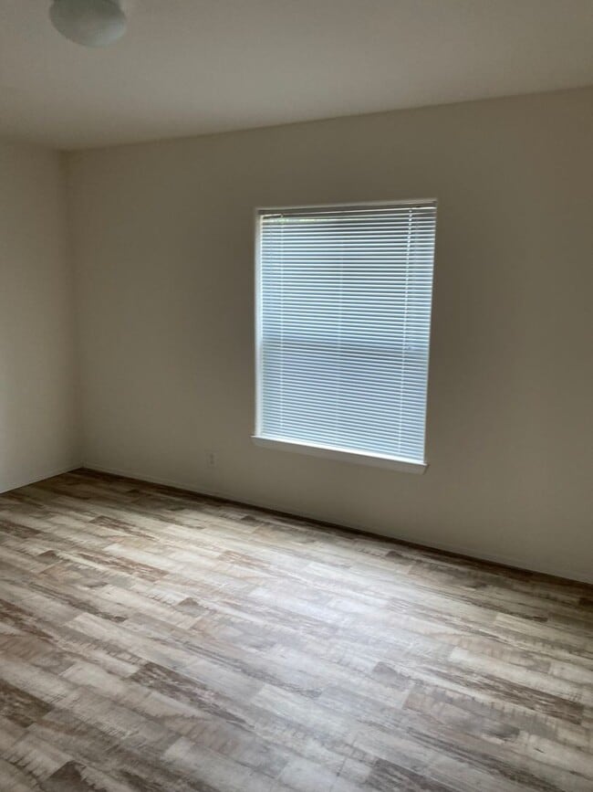 Building Photo - New 3 bedroom, 2 bath home